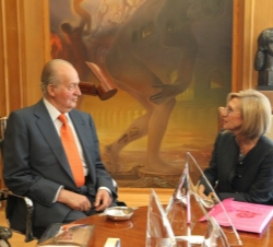 Su Majestad el Rey conversa con Rosa Díez González, portavoz de Unión, Progreso y Democracia, en el transcurso del encuentro que Don Juan Carlos mantu